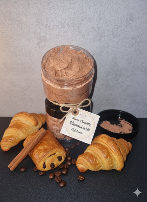 Chantilly de douche et bain exfoliante à la poudre de noyau d’abricot 100 g