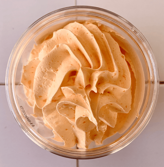 Chantilly de douche et bain exfoliante à la poudre de noyau d’abricot 100 g Mangue