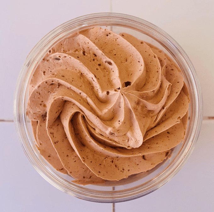 Chantilly de douche et bain exfoliante à la poudre de noyau d’abricot 100 g Viennoiserie