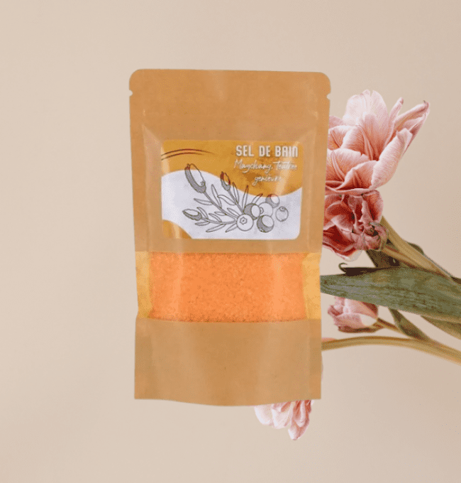 Sels de bain aux huiles essentielles de MayChang, TeaTree et Genévrier.