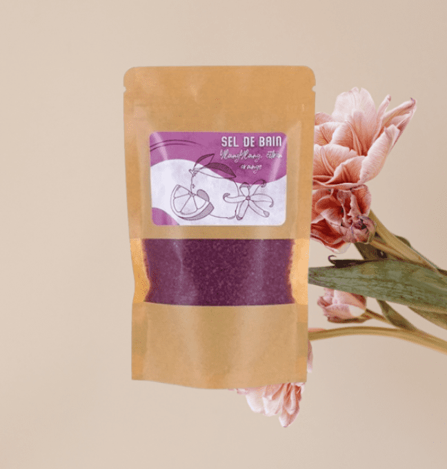 Sels de bain aux huiles essentielles d'YlangYlang, citron et orange.